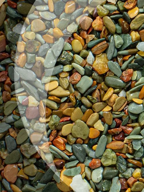 Pedras naturais coloridas em composição granular