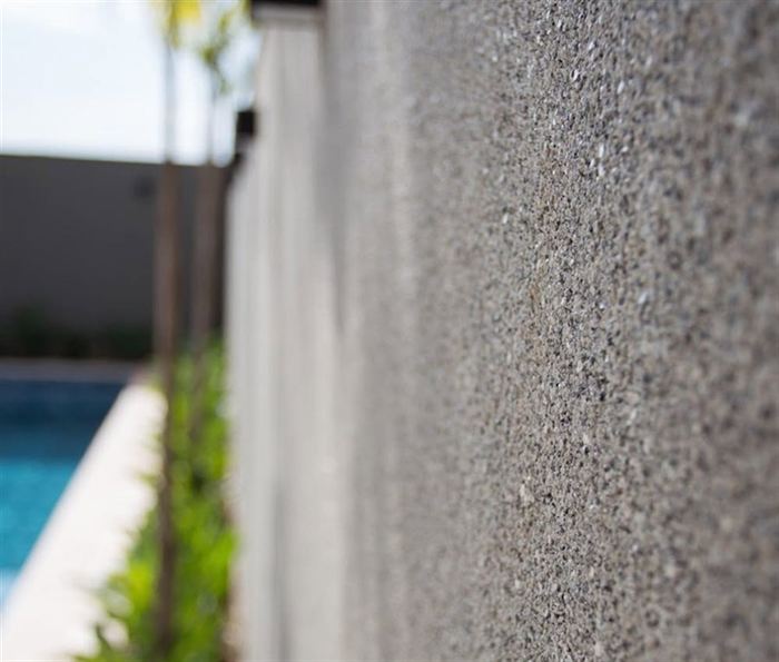 Detalhe de parede com textura de pedra aplicada