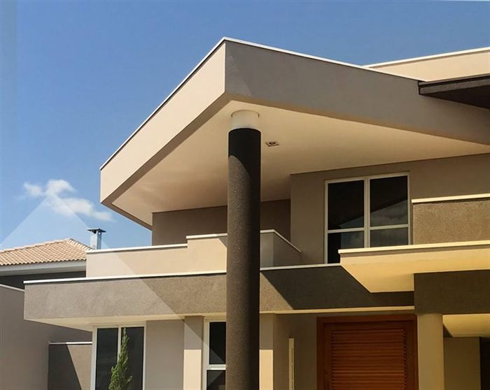 Coluna e fachada com revestimento aplicado