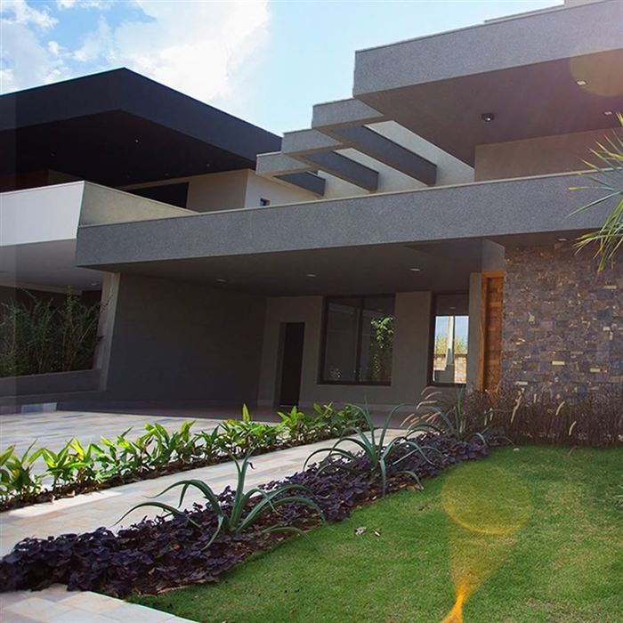 Fachada de casa de alto padrão com jardim