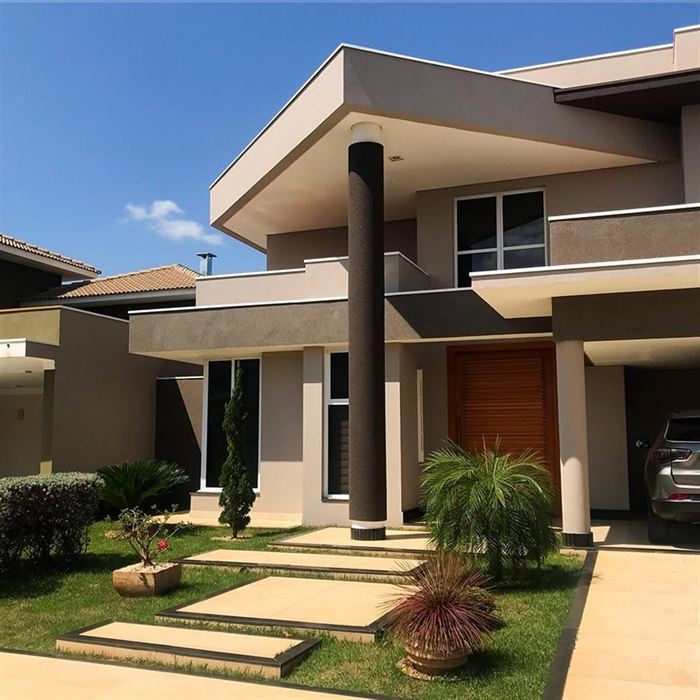 Fachada residencial moderna com entrada principal